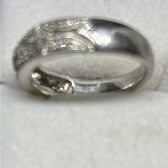 Elegant .925 Silver Ring/Band with Diamonds - Picture 5 of 8